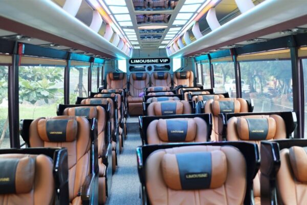 Bên trong xe limousine 29 chỗ
