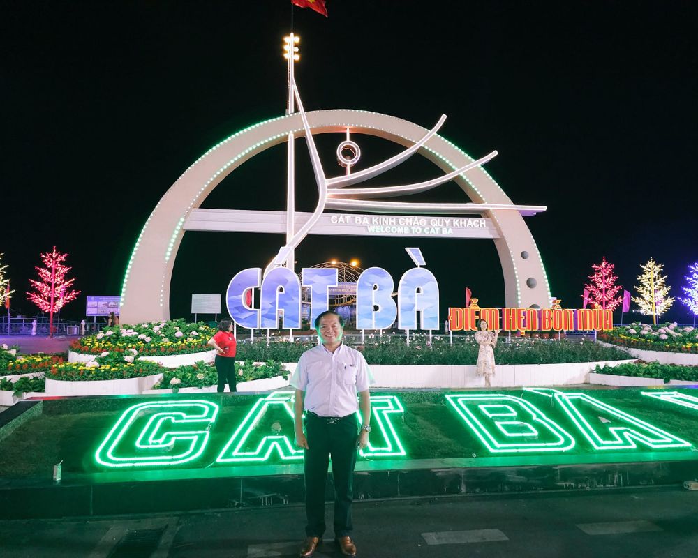 Người đàn ông chụp ảnh kỉ niệm tại Đảo Cát Bà, Hải Phòng