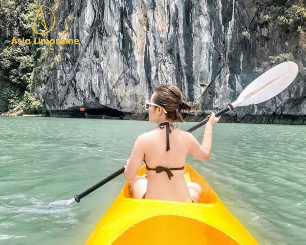Chèo thuyền du lịch trên Vịnh Hạ Long
