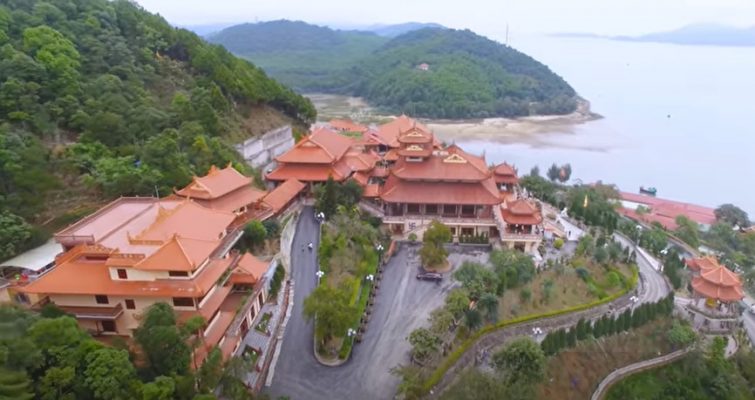 Chùa Cái Bầu ven vinh Bái Tử Long