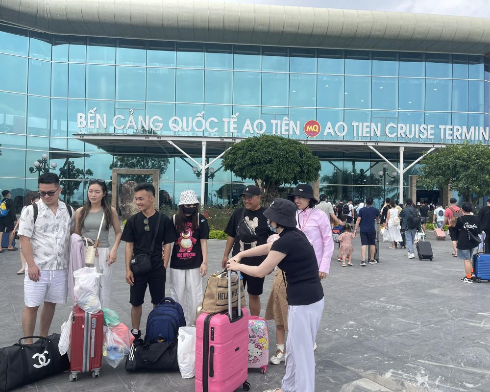 Du khách di chuyển từ Hà Nội đến cảng Ao Tiên