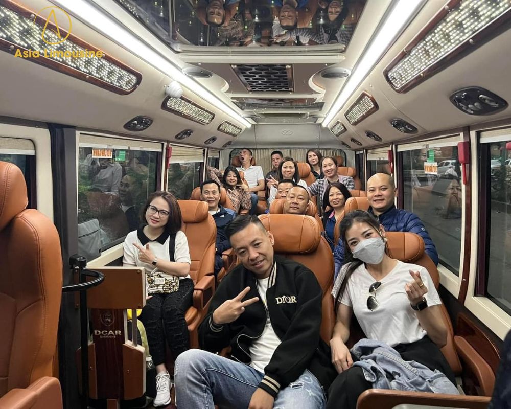 Du khách đi du lịch Tuần Châu, Hạ Long bằng xe limousine