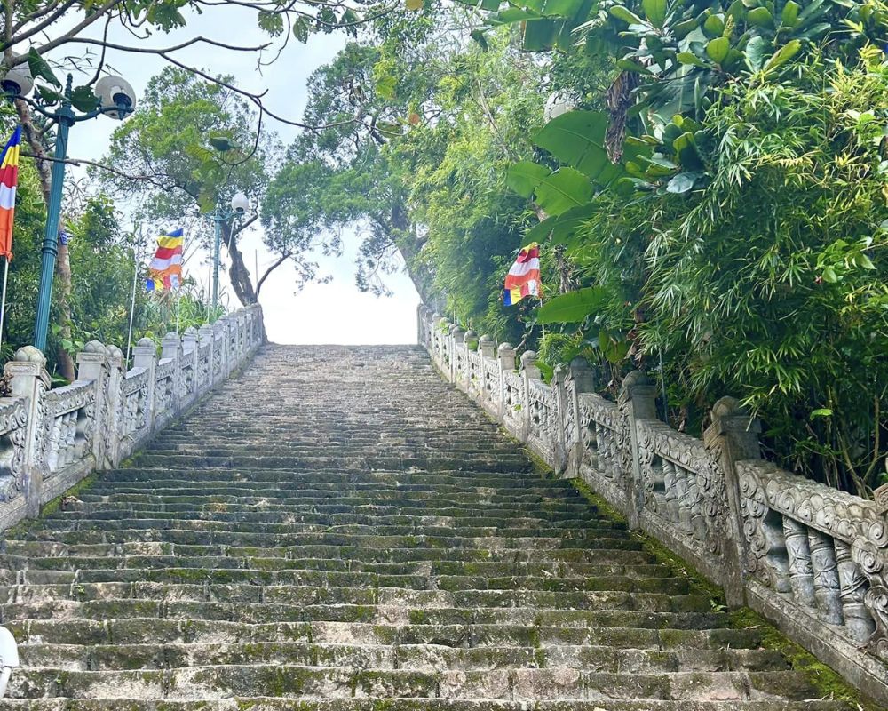 Đường lên núi Yên Tử
