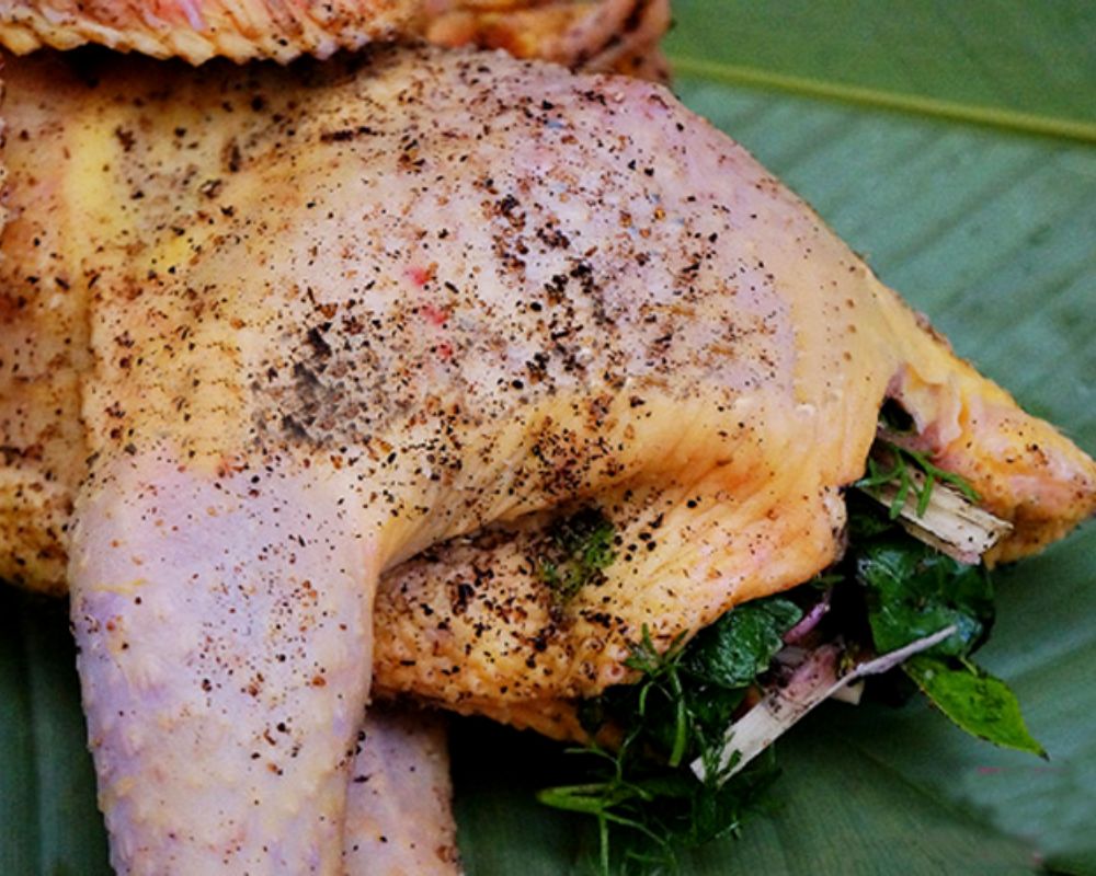 Gà nướng cùng với lá mắc mật