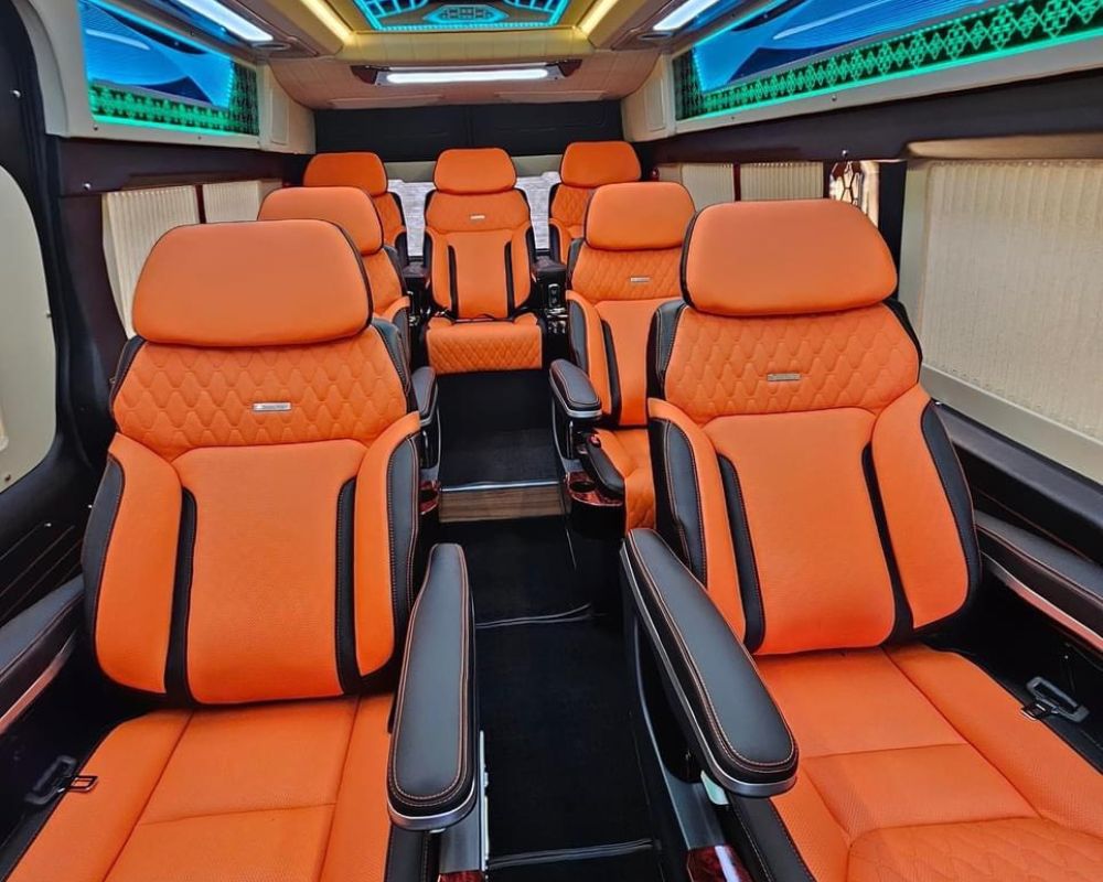 Xe limousine có ghế ngồi được bọc bằng da cao cấp