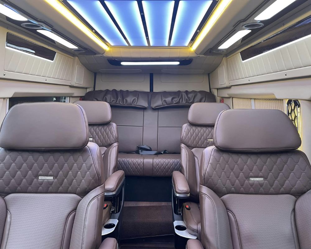 Ghế ngồi xe limousine được bọc bằng da sang trọng, cao cấp