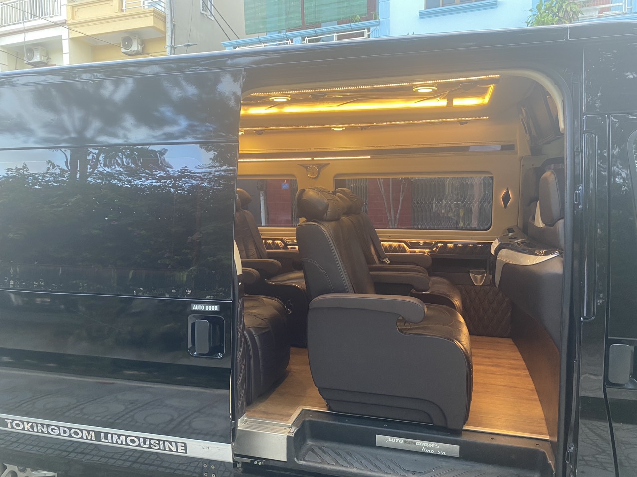 Không gian bên trong xe limousine