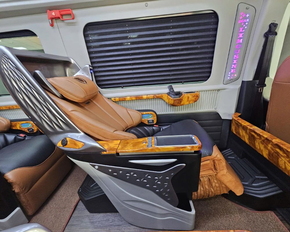Ghế ngồi xe limousine 9 chỗ có thể ngả người ra phía sau