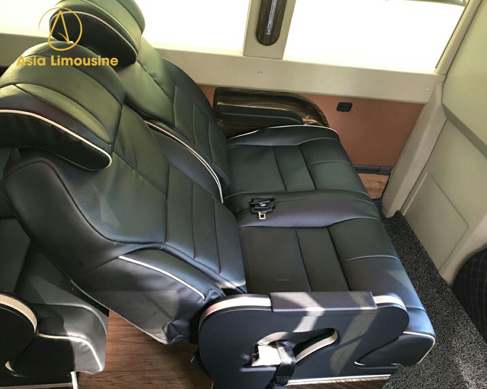 Ghế ngồi xe limousine được bọc bằng da, rộng rãi thoải mái