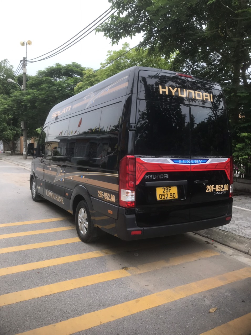 Hình ảnh phía sau của một chiếc xe Solati Limousine