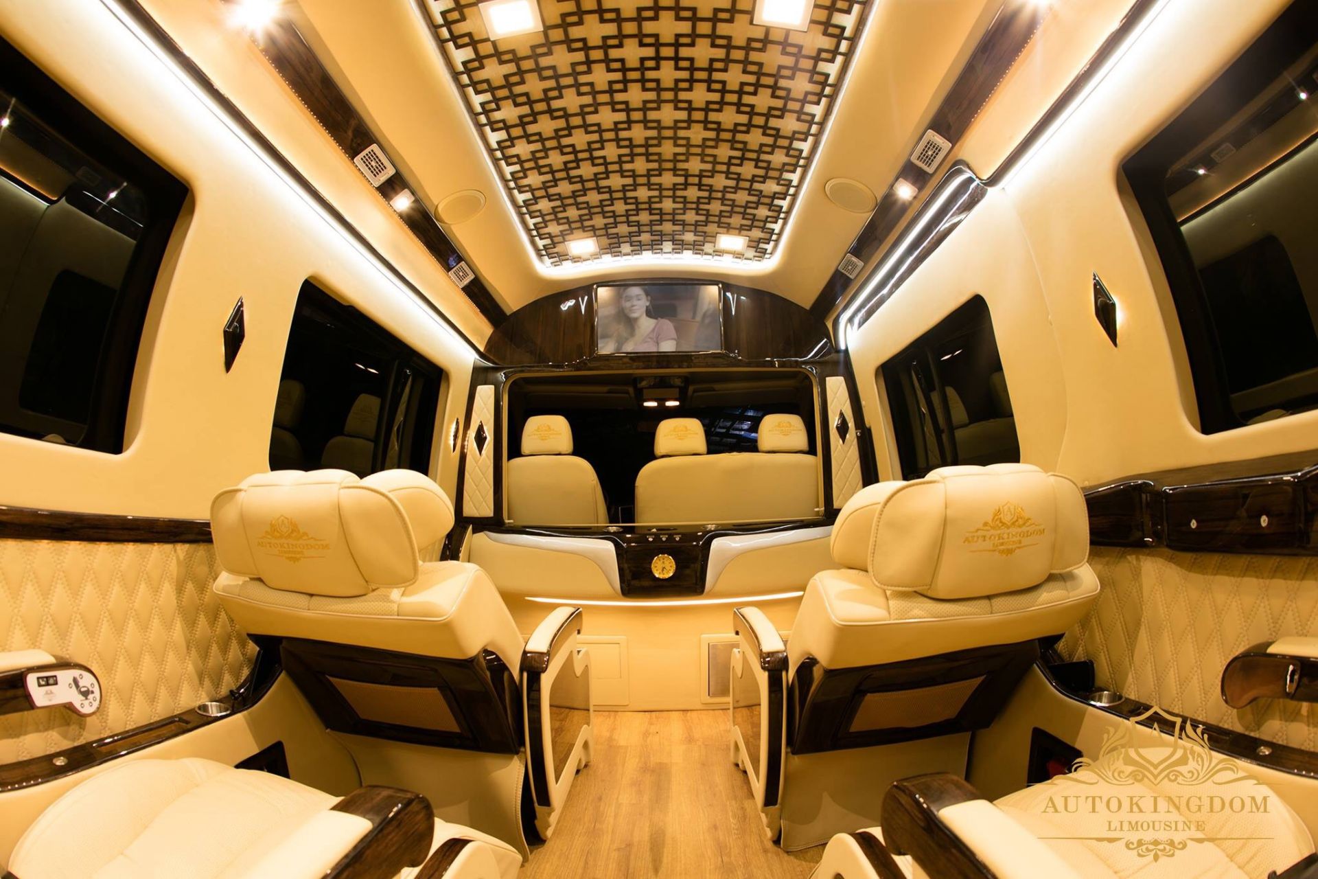 Tại sao bạn nên chọn dịch vụ cho thuê xe Limousine 9 Chỗ AutoKingdom đầu năm 2023?