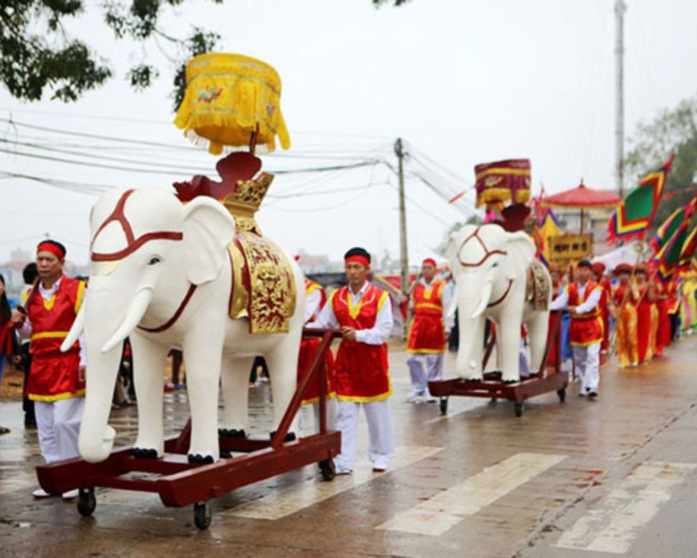 Lễ rước kiệu hai Bà về đình làng