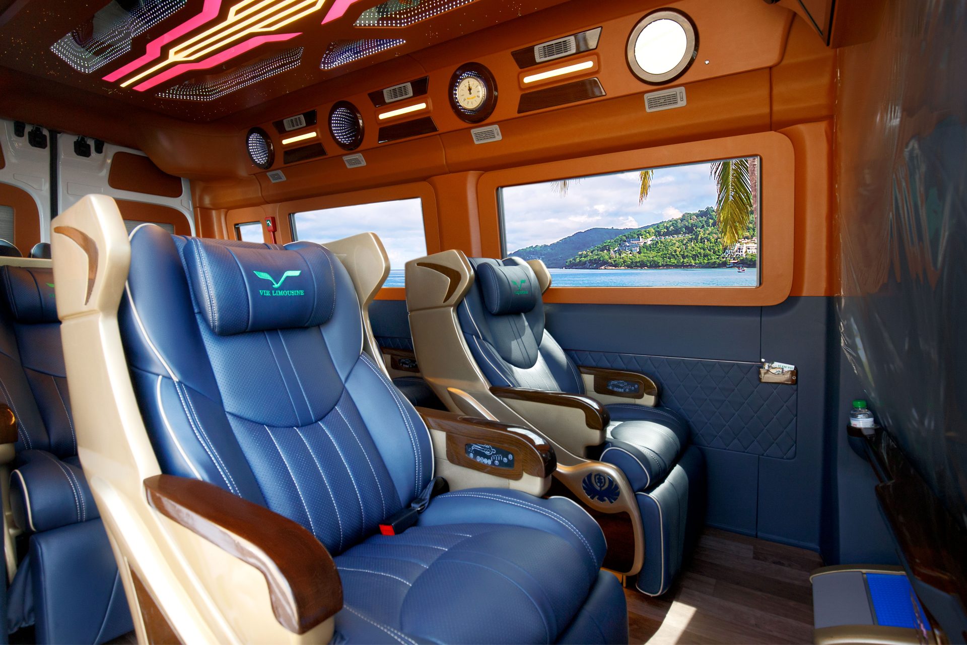 Nội thất xe limousine 9 chỗ vô cùng sang trọng