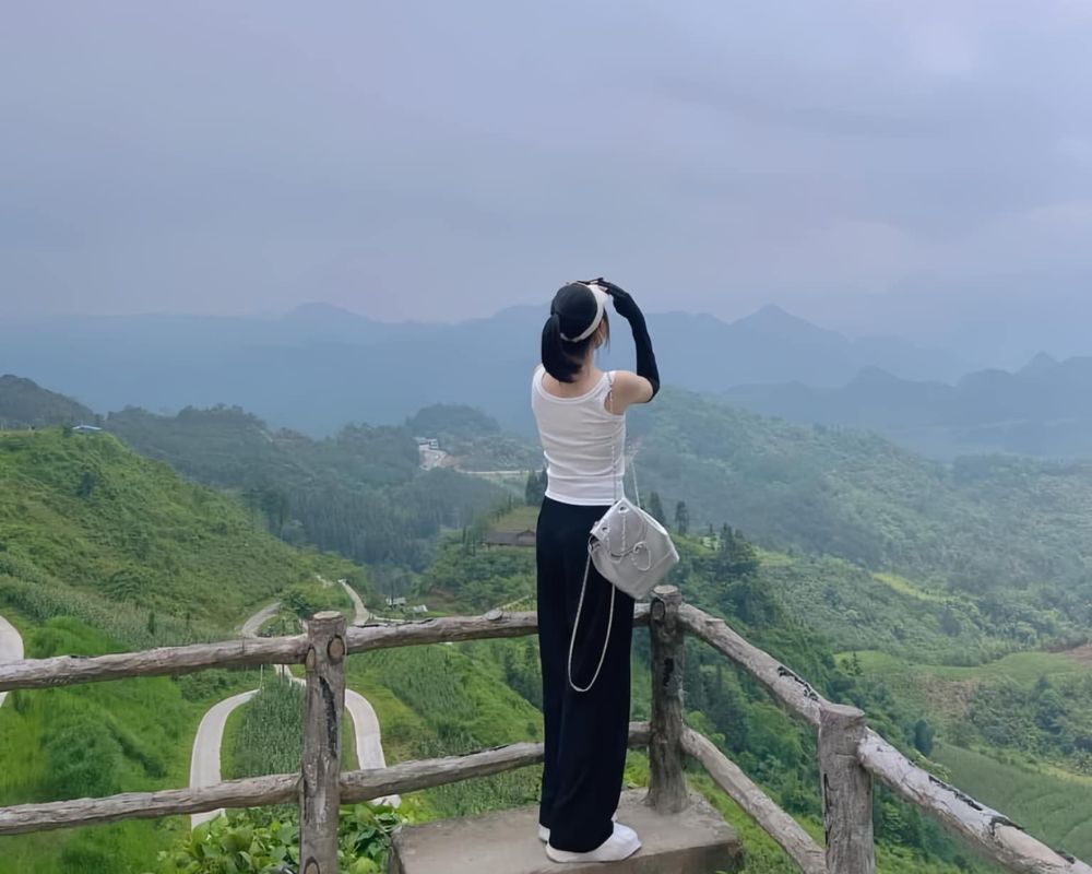 Ngắm nhìn khung cảnh của núi rừng Tây Bắc