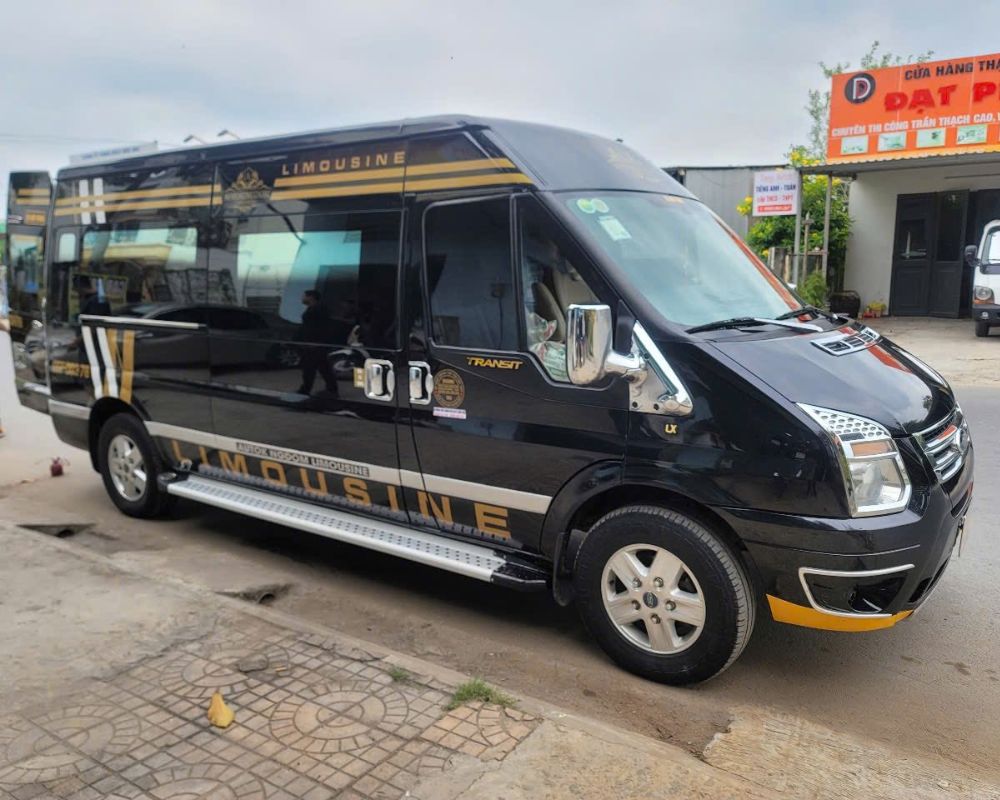 Ngoại thất xe Dcar limousine 9 chỗ hiện đại, đẳng cấp