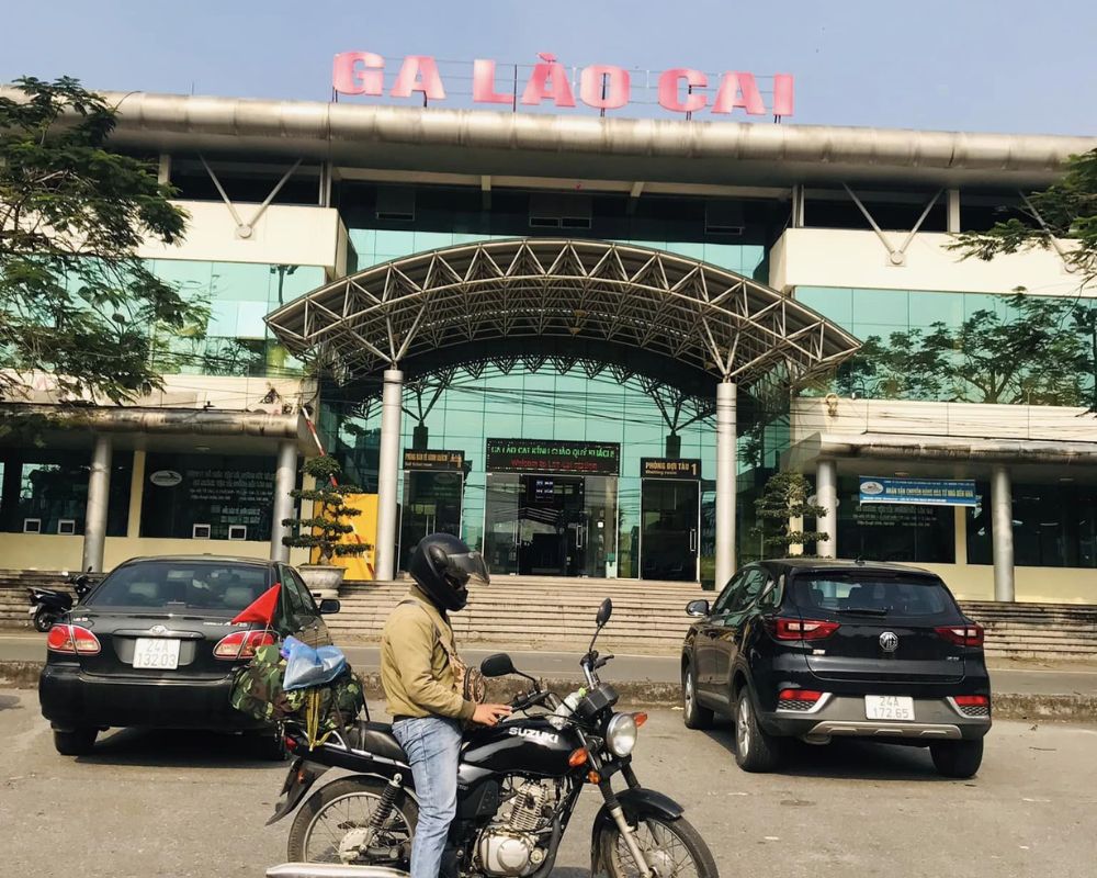 Chàng trai chụp ảnh tại Nhà ga Lào Cai