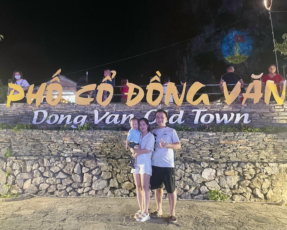 Cả gia đình du lịch ở Phố cổ Đồng Văn, Hà Giang