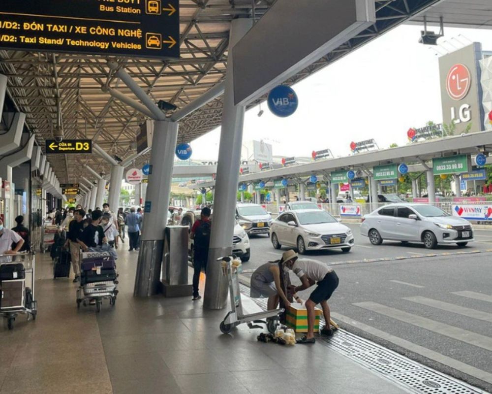 Sảnh chờ xe đưa đón tại sân bay quốc tế Tân Sơn Nhất