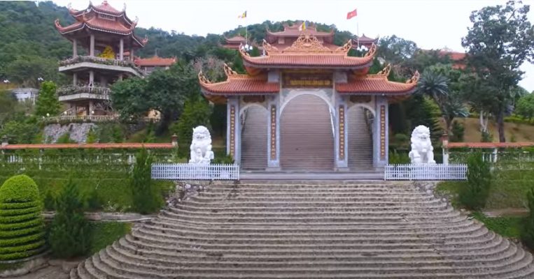 Cổng Tam Quan Chùa Cái Bầu