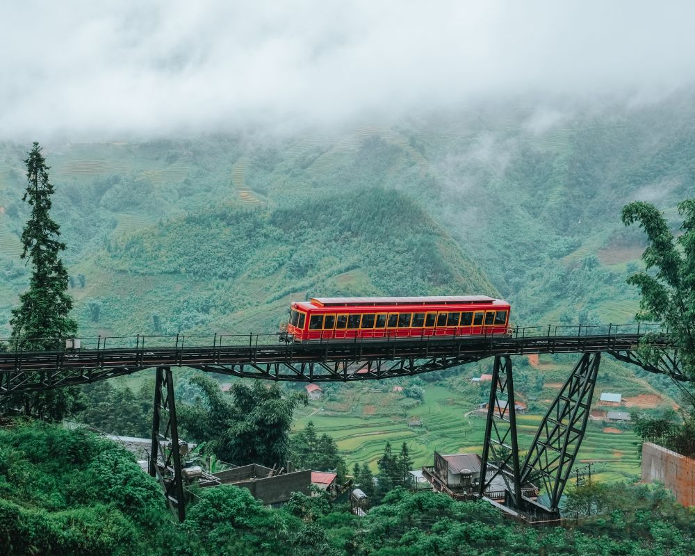 Tàu màu đỏ khi đi cáp treo lên đỉnh núi fansipan ở thị trấn Sapa