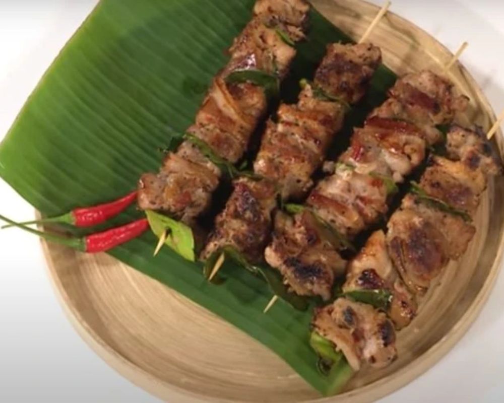 Thịt lợn kẹp cây rừng nướng