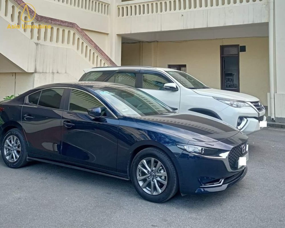 Xe 4 chỗ màu xanh dương sang trọng