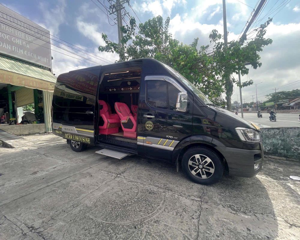 Xe limousine 9 chỗ đi lễ