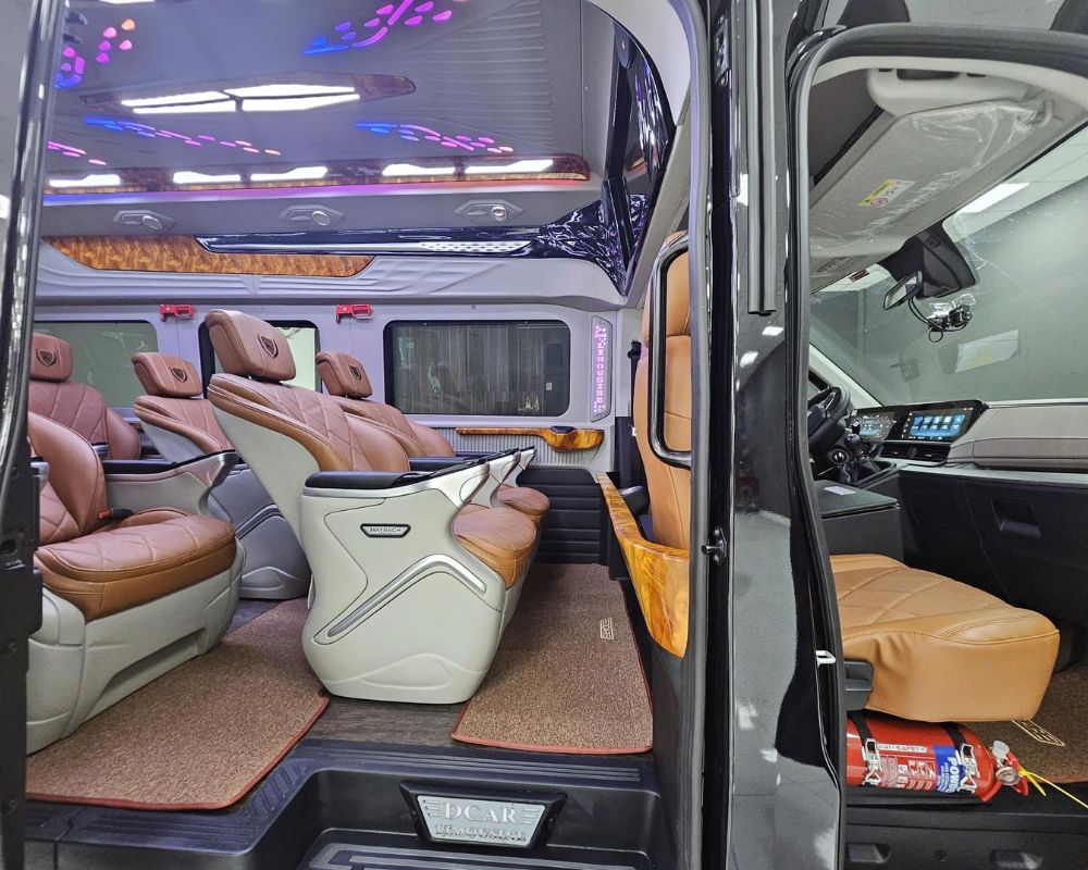 Ghế xe limousine sang trọng, hiện đại có thể ngả ngồi ra phía sau