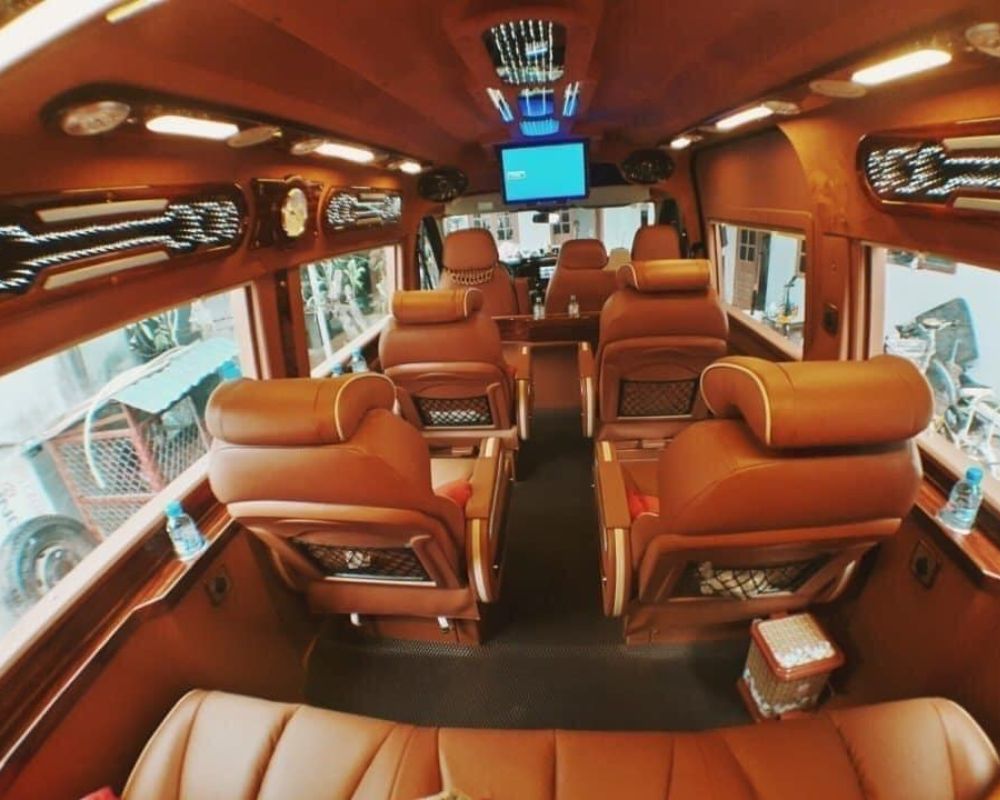 Xe Limousine có nội thất hiện đại, ghế ngồi được bọc bằng da