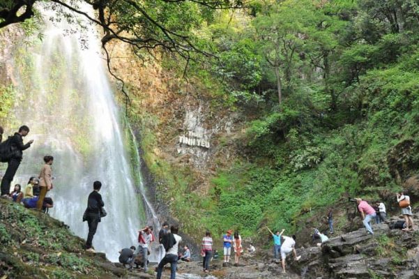 Thuê xe Limousine đi Sapa thác tình yêu