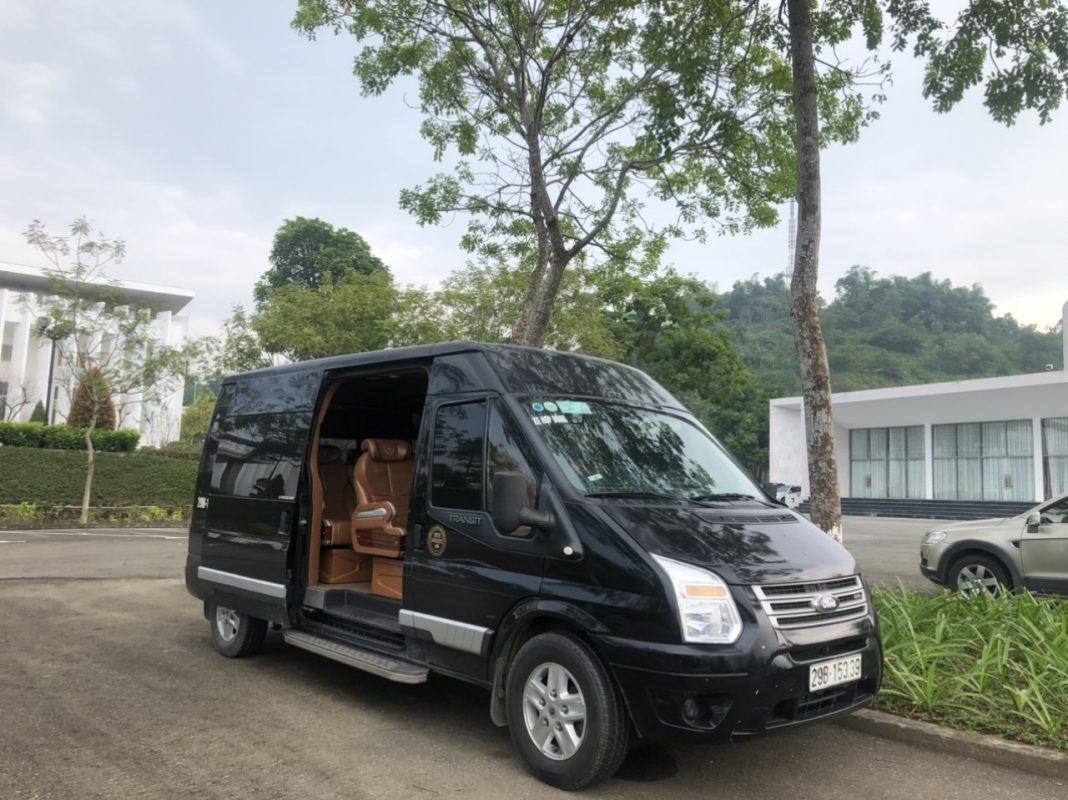 Thuê xe Limousine 9 chỗ đi Vân Đồn