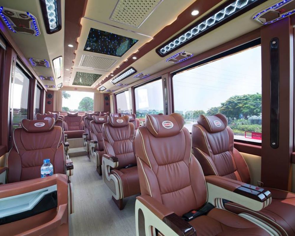 Bên trong xe limousine 29 chỗ