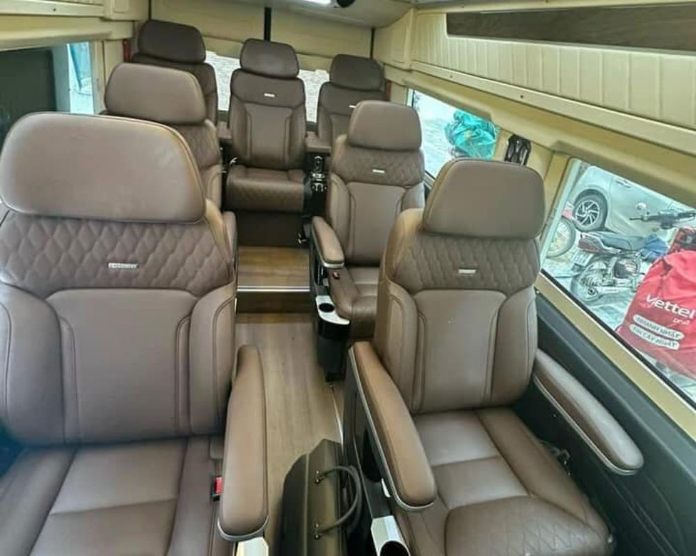 Ghế ngồi xe limousine với ghế bọc bằng da