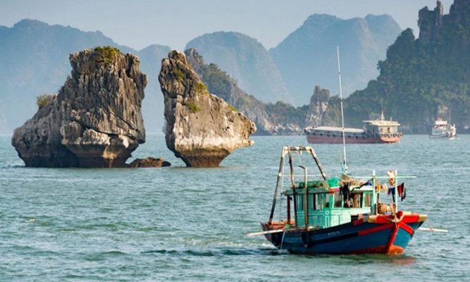 Thuê xe Limouisne đi Hạ Long ngắm hòn Gà Chọi