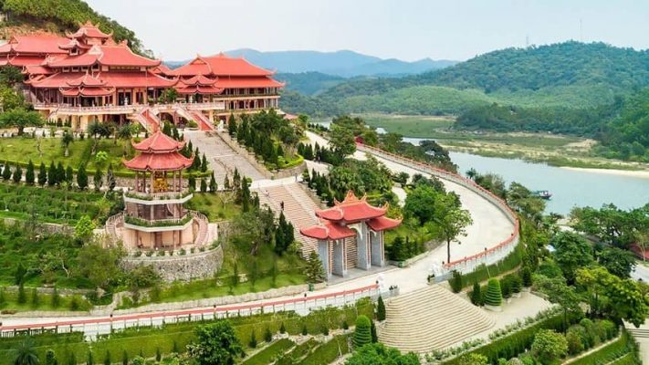 Thuê xe Limousine đi Vân Đồn Chùa Cái Bầu ven biển