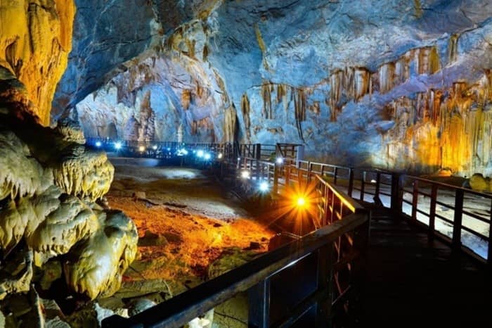 Thuê xe Limousine đi Phú Thọ Hang Lạng