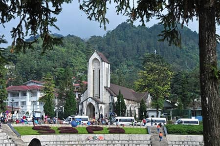 Thuê xe Limousine đi Sapa check in nhà Thờ Đá