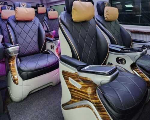 Không gian xe rộng rãi, thoáng mát, sạch đẹp của xe limousine 9 chỗ