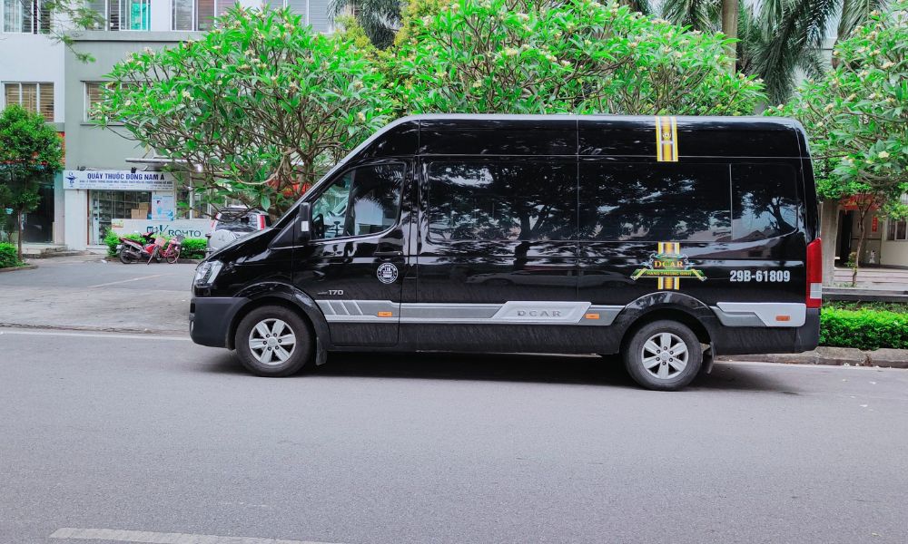 Xe limousine 9 chỗ trang bị nhiều tiện ích nổi bật