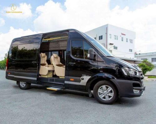 Xe limousine 9 chỗ màu đen nổi bật