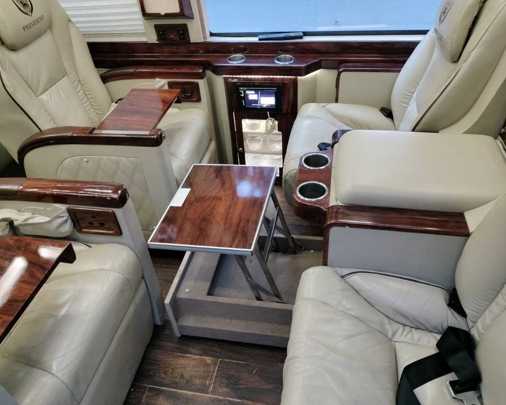 Xe limousine cao cấp, sang trọng