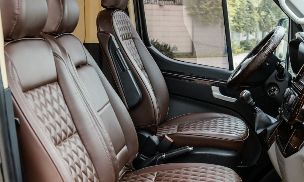 Xe limousine có độ an toàn nhờ có  hệ thống phanh xe, giảm sóc hiện đại