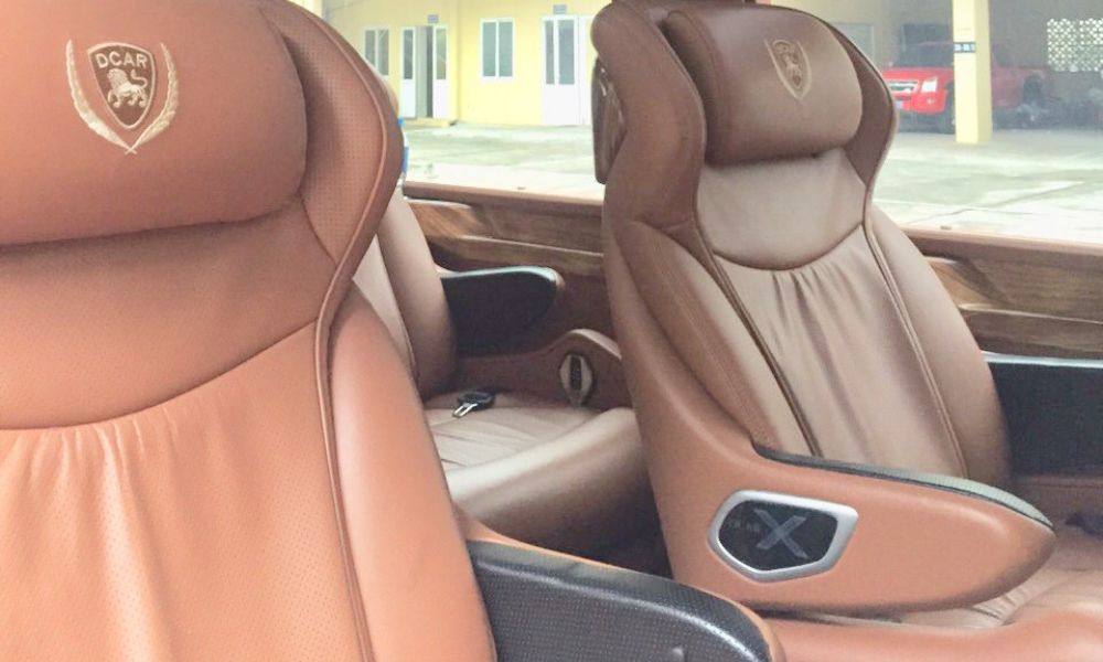 Xe limousine có ghế bọc bằng da cao cấp, sang trọng