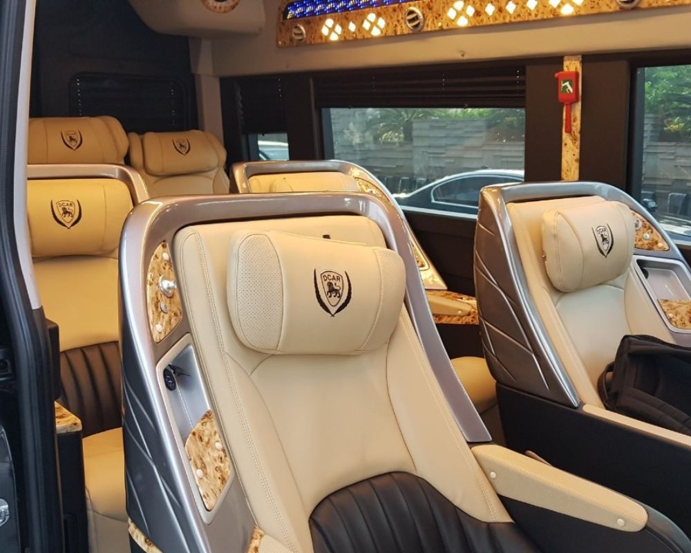 Xe limousine có nội thất hiện đại, sang trọng