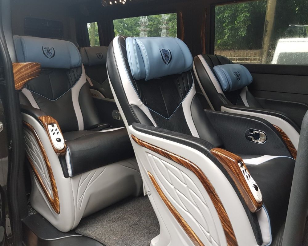 Xe limousine có ghế ngồi rộng rãi có thể điều chỉnh để ngồi hoặc nằm thoải mái 