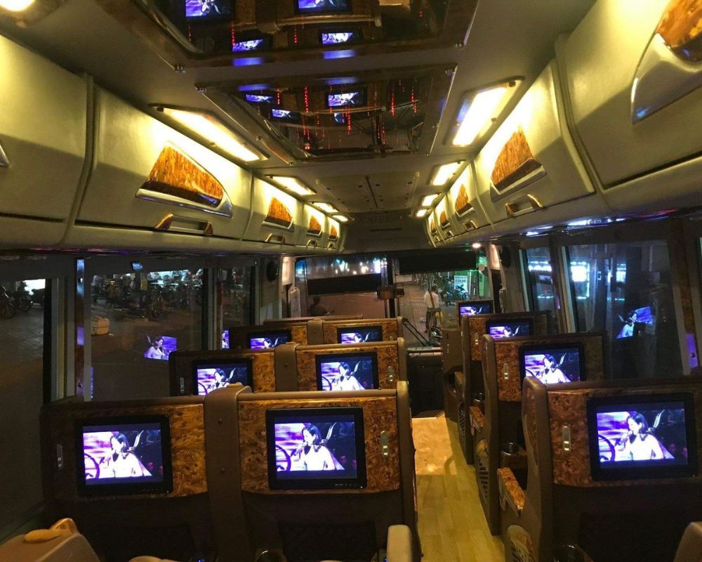 Xe limousine trang bị nội thất đầy đủ giúp du khách giải trí