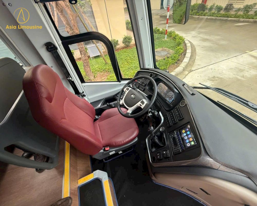Chỗ ngồi tài xế trên xe 29 chỗ limousine