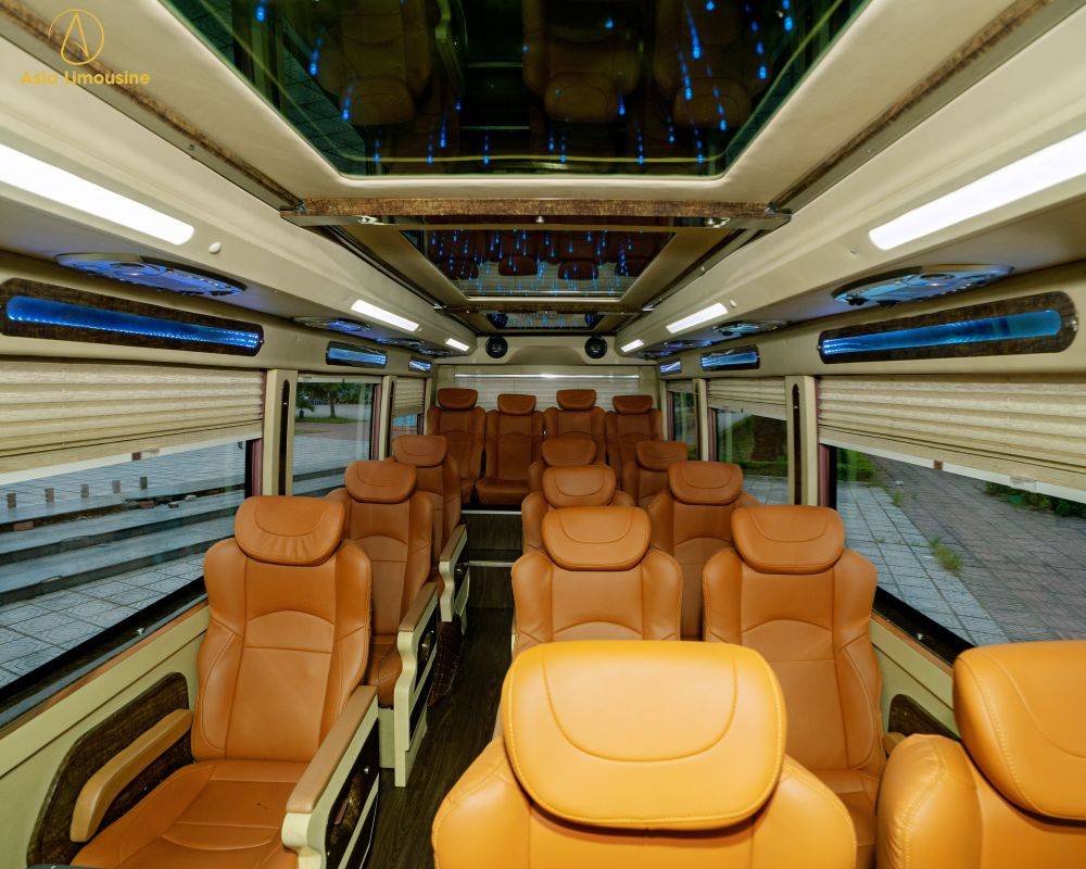 Ghế ngồi xe limousine 19 chỗ được bọc bằng da đem lại cảm giác thoải mái, dễ chịu
