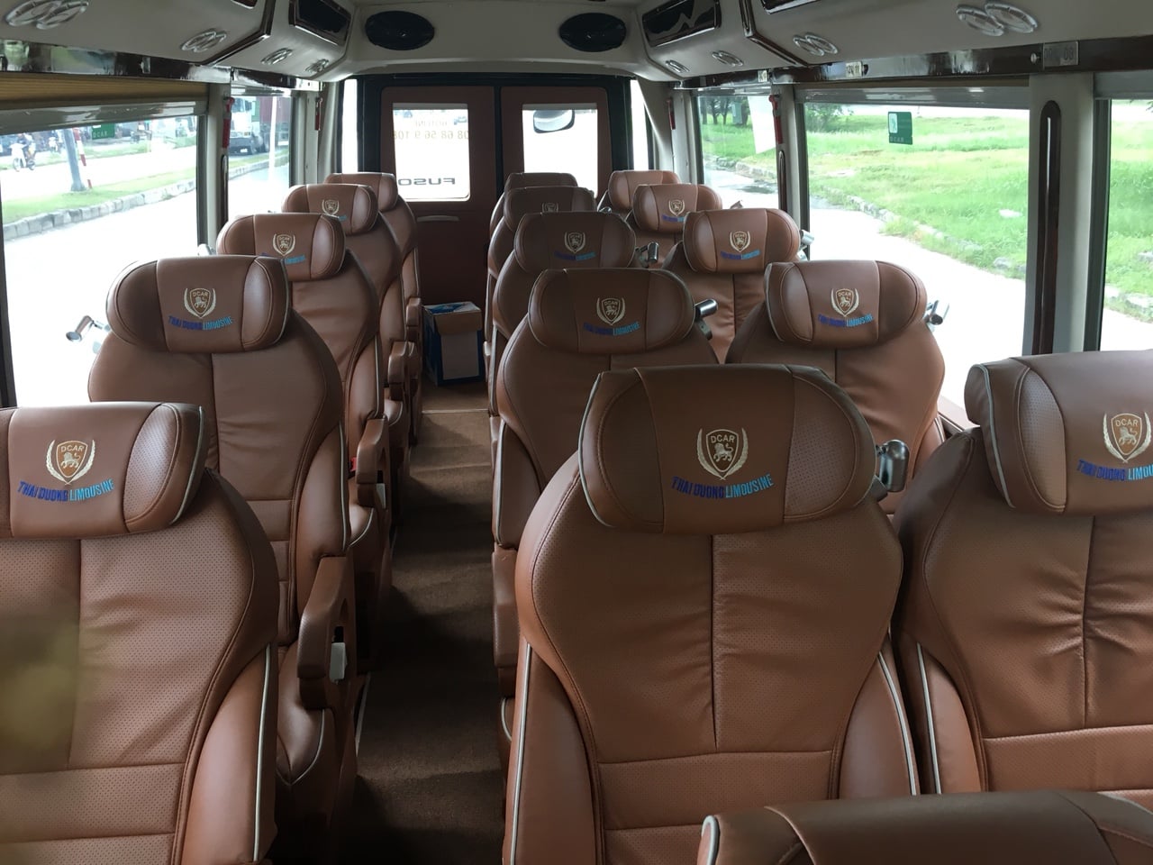 Cam kết cho thuê Limousine 16 chỗ mới đẹp