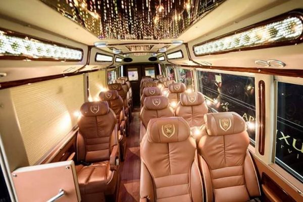 Thuê xe Limousine đi Ông Hoàng Mười